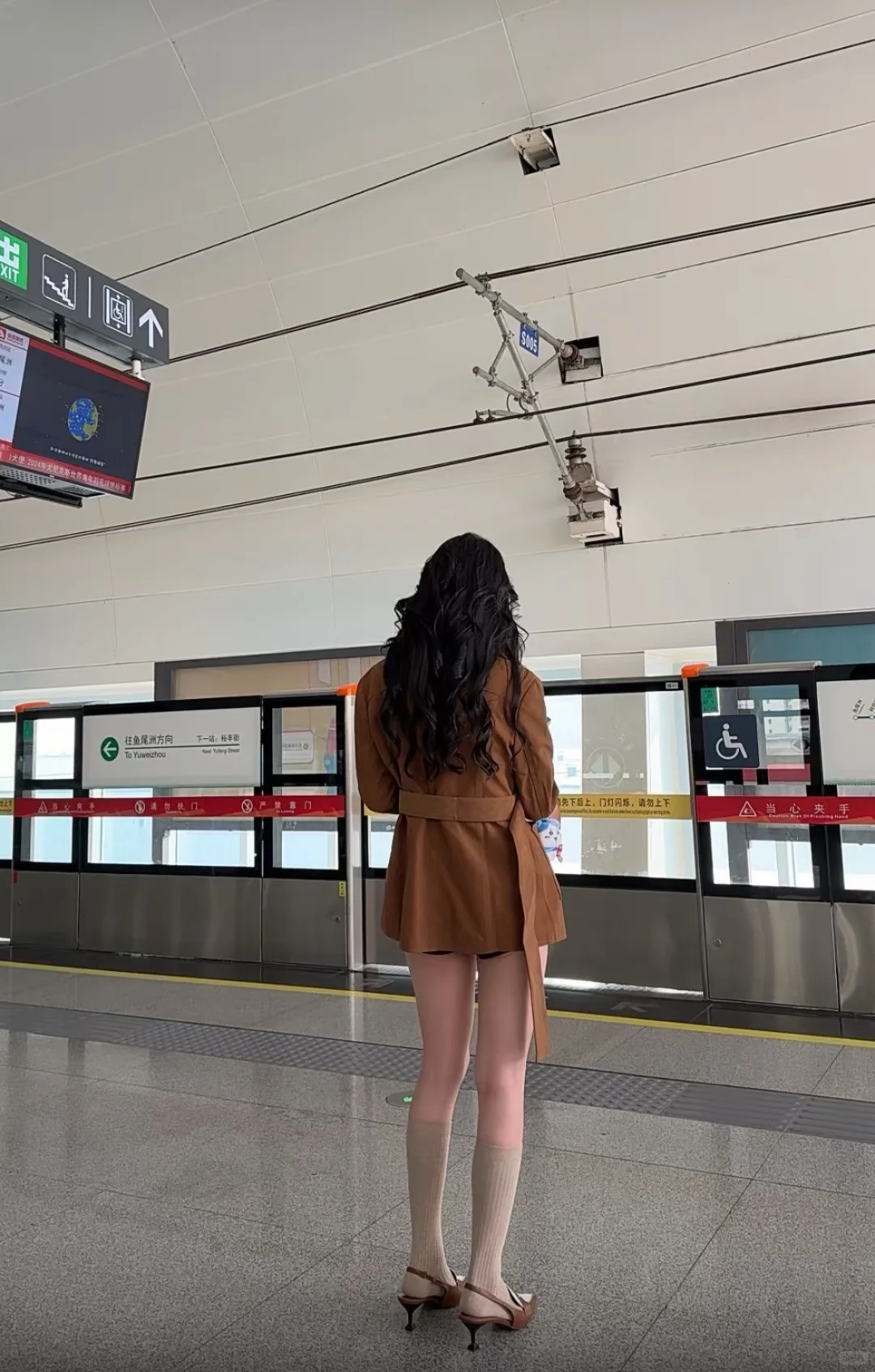 大美女最突出的三点：白高瘦！遇见了一个美女