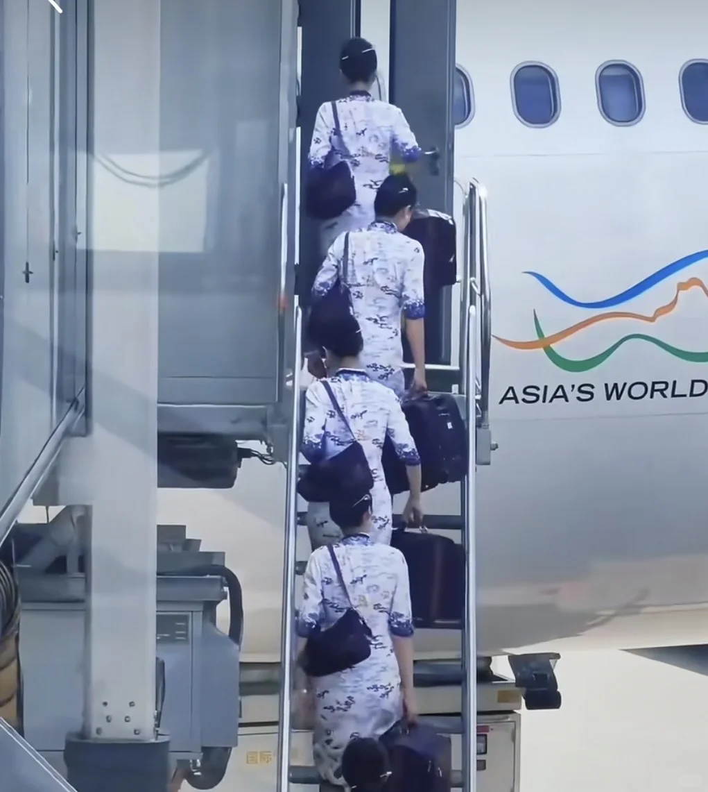 空姐制服换成“瑜伽裤”，怎么想的？