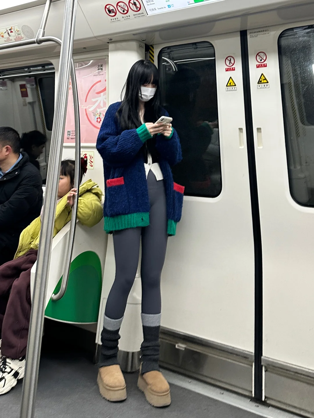 地铁站遇到的。第一次对瑜伽裤有了直观感