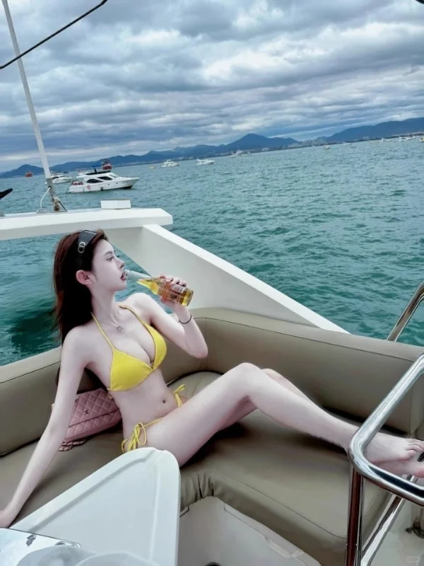 💛黄色比基尼把“纯欲高级感”玩明白