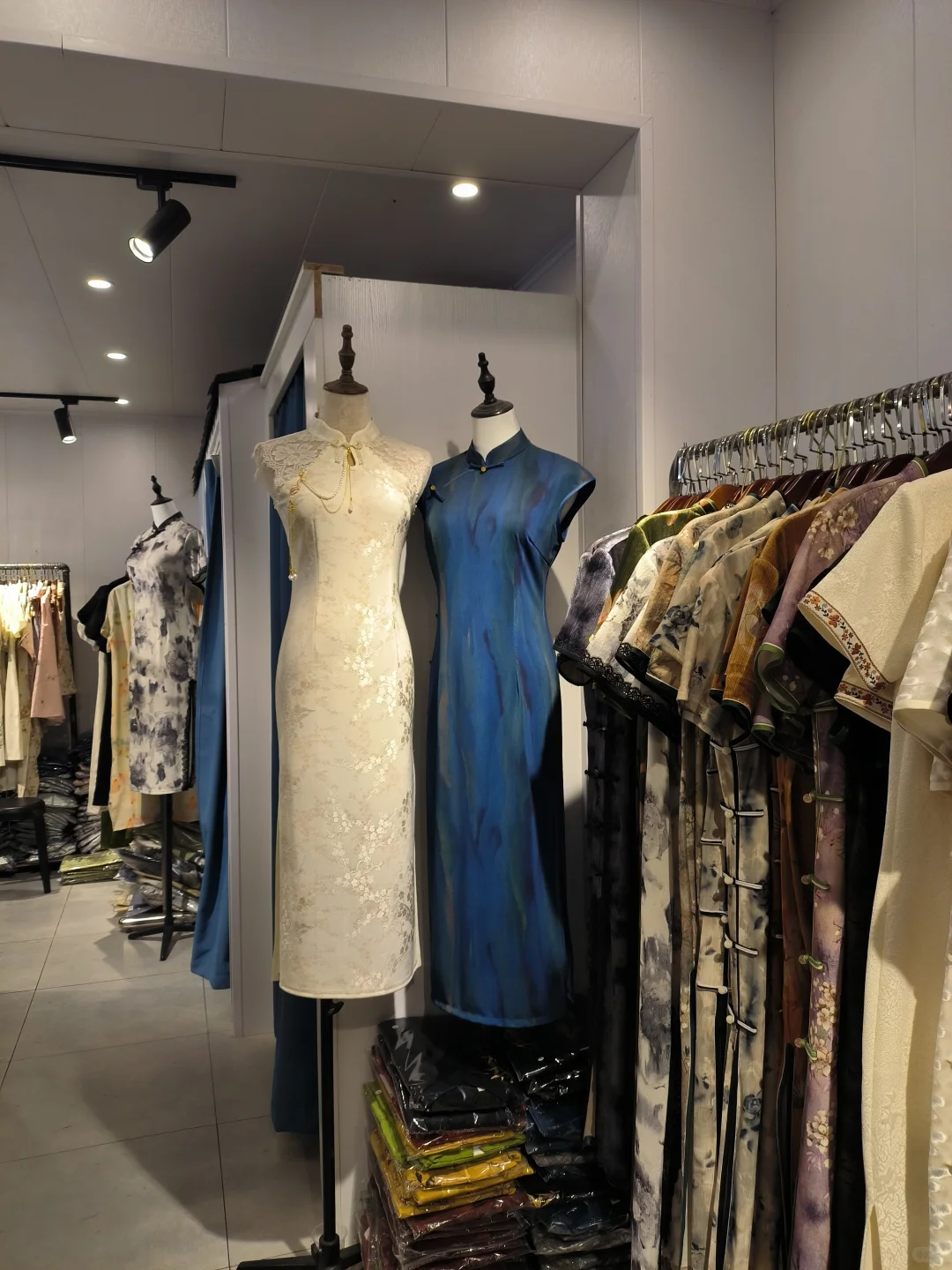 女大特种兵旅游勇闯平江路旗袍店