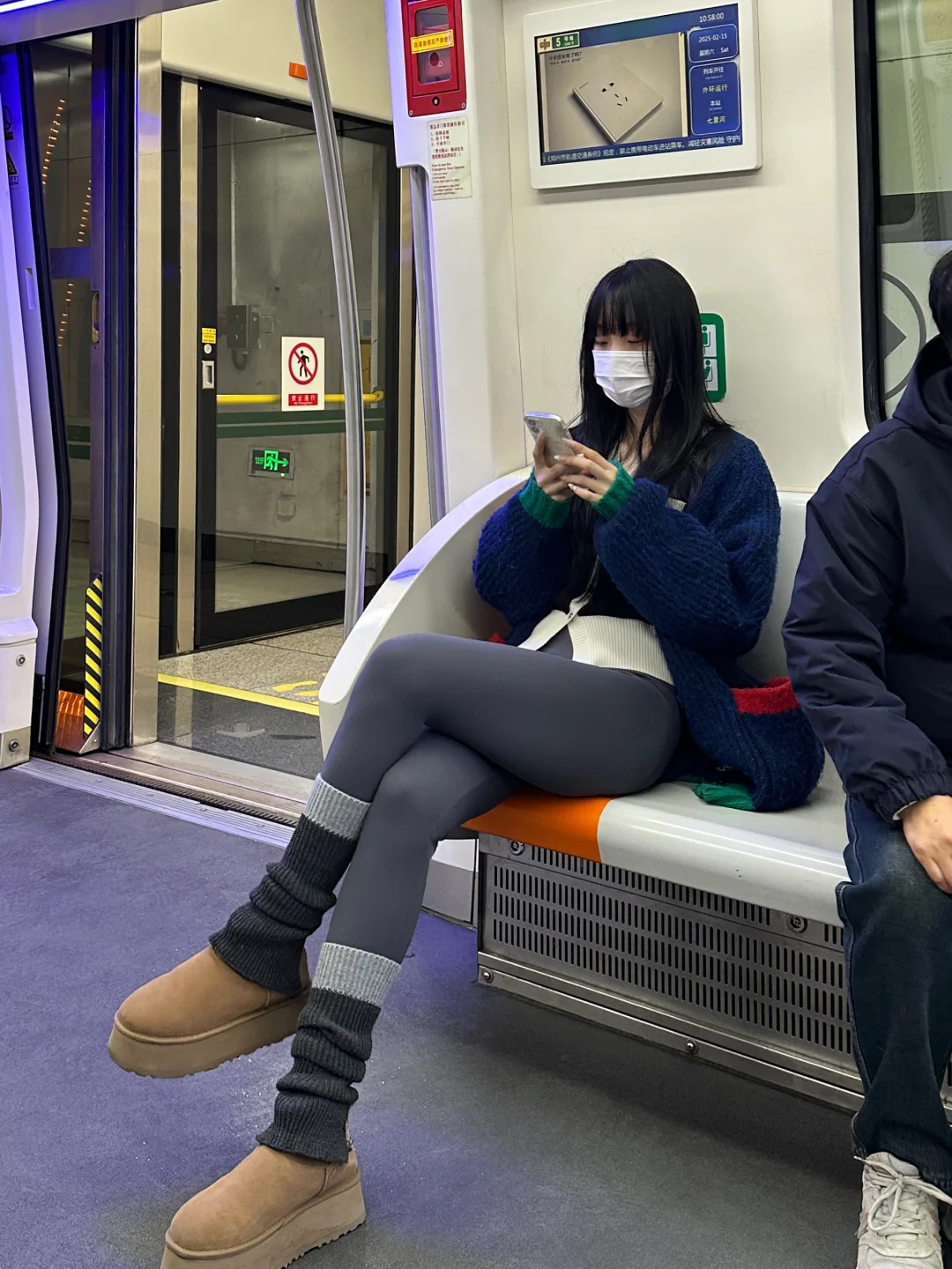 地铁站遇到的。第一次对瑜伽裤有了直观感