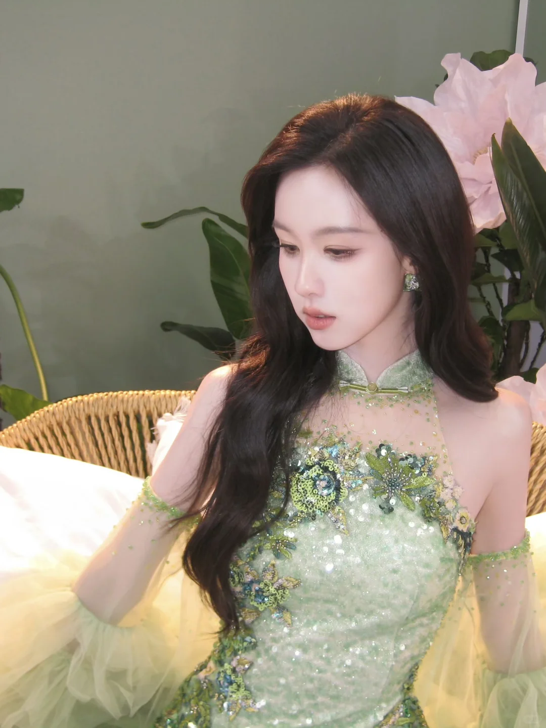 陈都灵身穿我们的新中式绿雅旗袍美出新高度