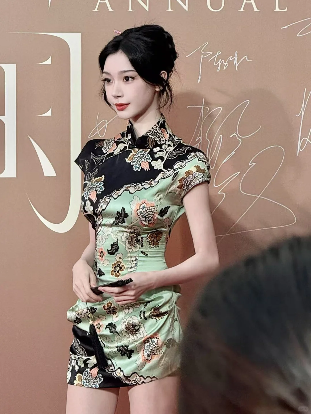 易梦玲今日活动生图 新中式旗袍好美