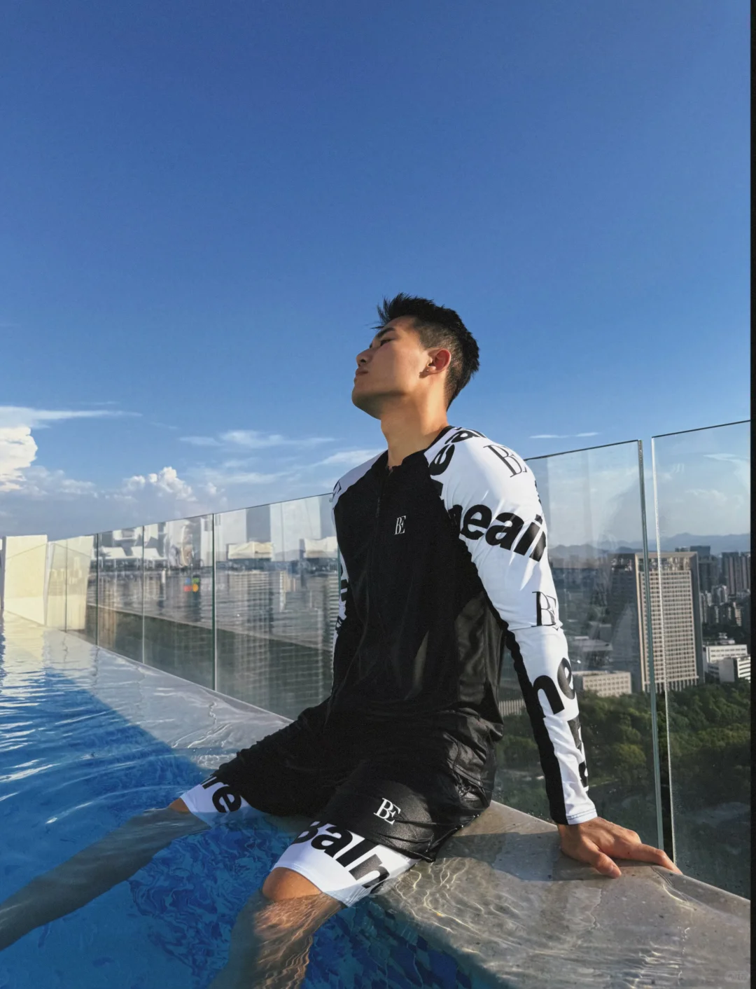 室外游泳还得是穿泳衣套装才行
