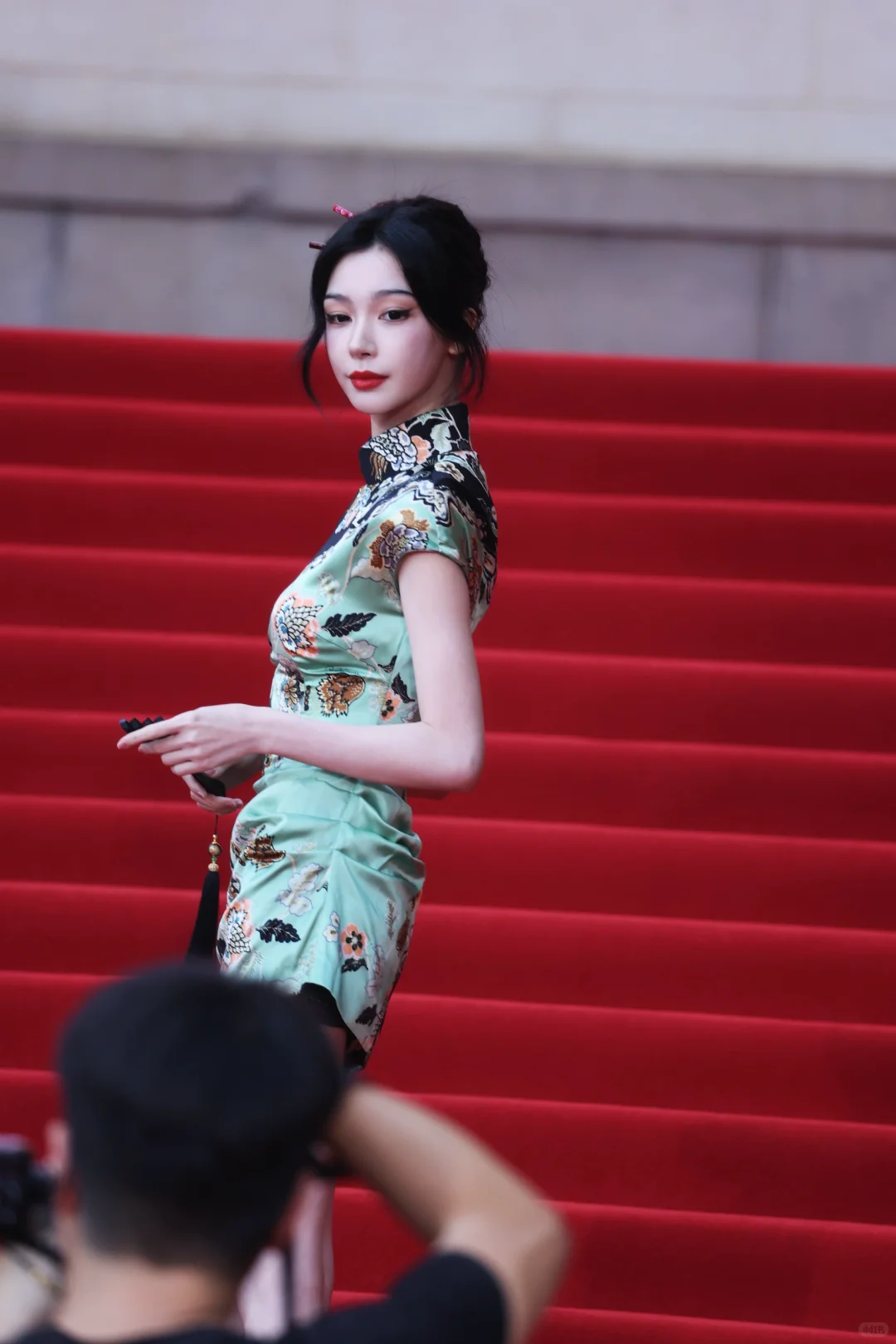 易梦玲今日活动生图 新中式旗袍好美