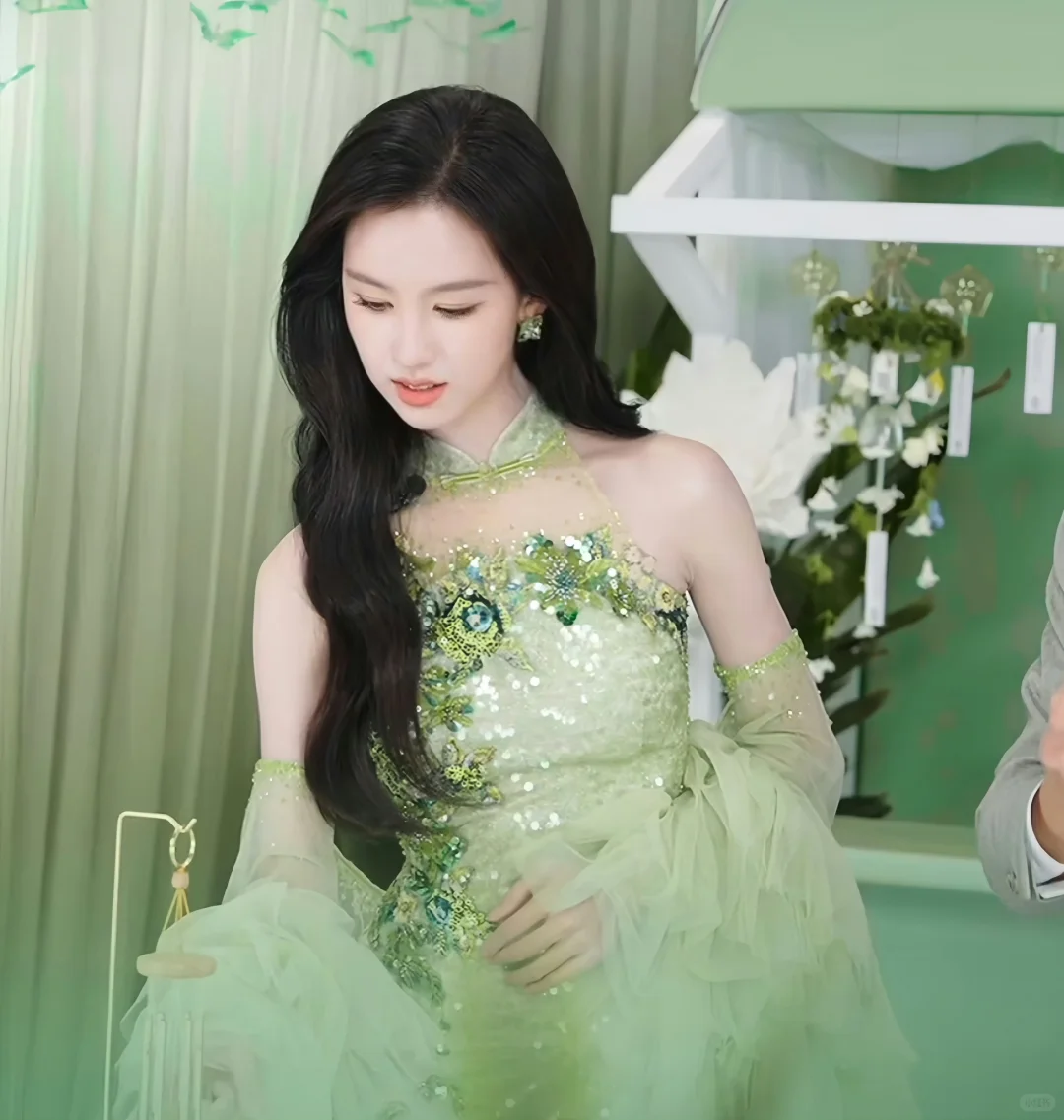 陈都灵身穿我们的新中式绿雅旗袍美出新高度