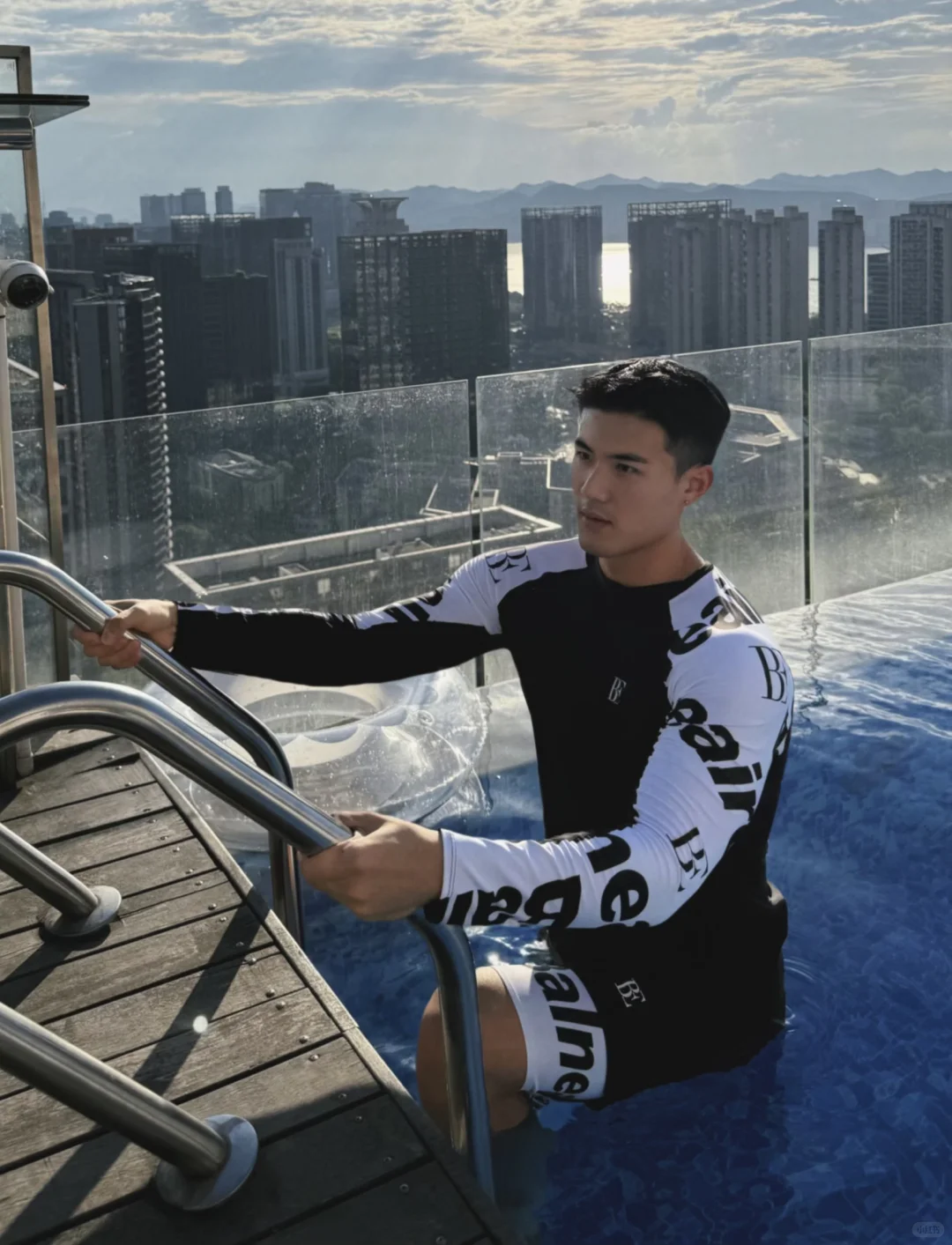 室外游泳还得是穿泳衣套装才行