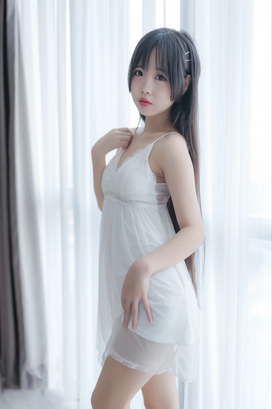 纯欲风天花板!白色蕾丝裙的摆拍姿势全解析