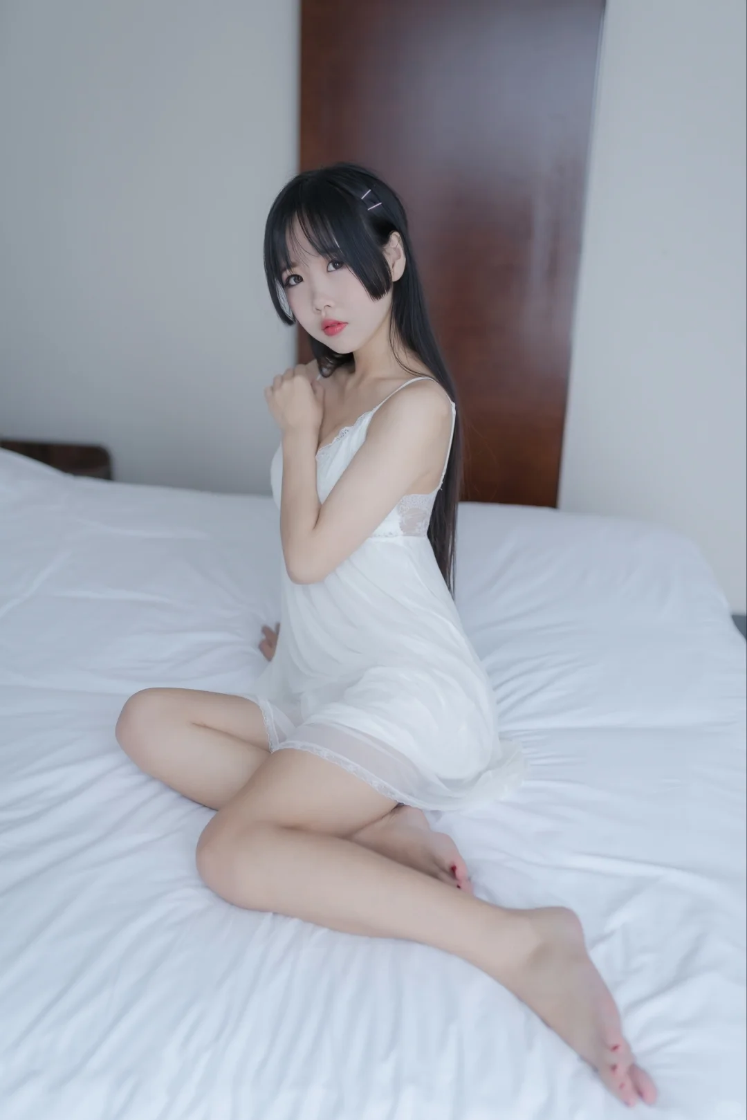 纯欲风天花板!白色蕾丝裙的摆拍姿势全解析