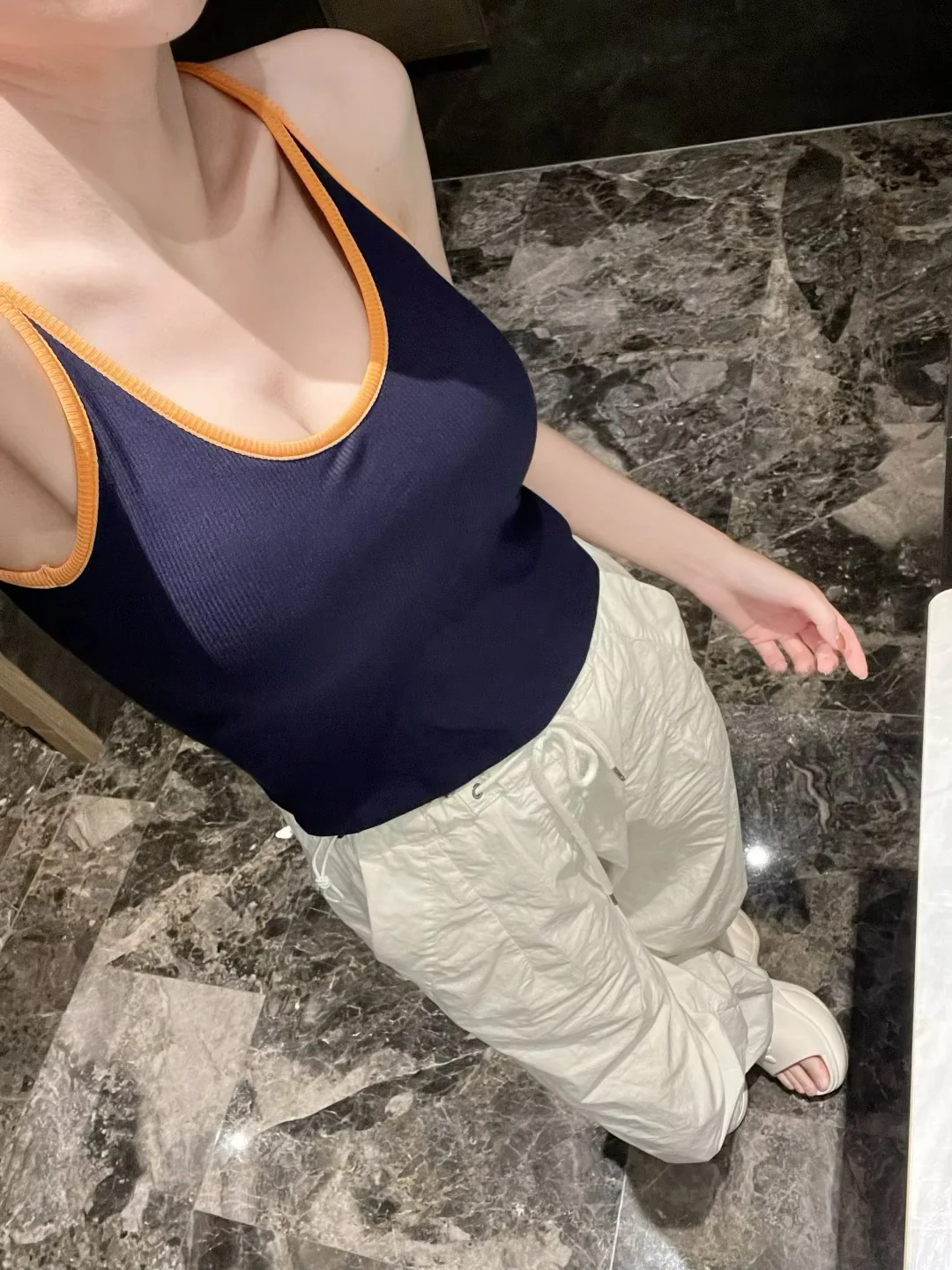 秋冬保暖吊带背心!纯欲还遮副乳!
