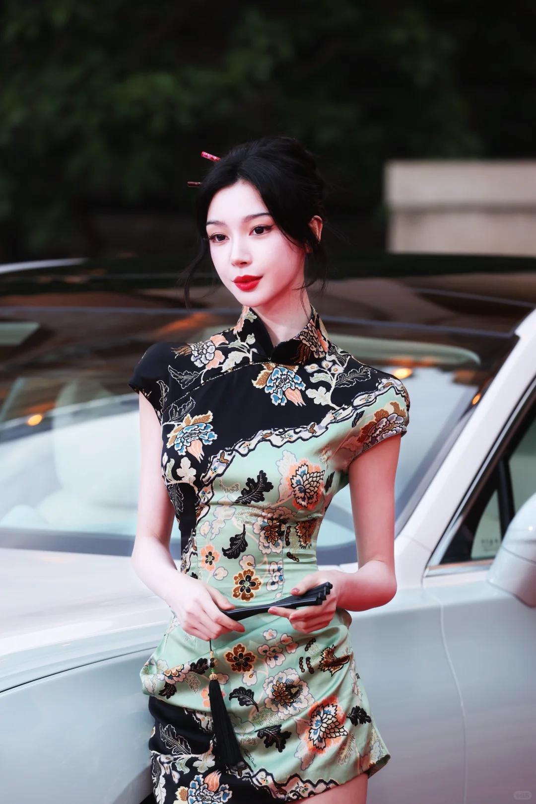 易梦玲今日活动生图 新中式旗袍好美