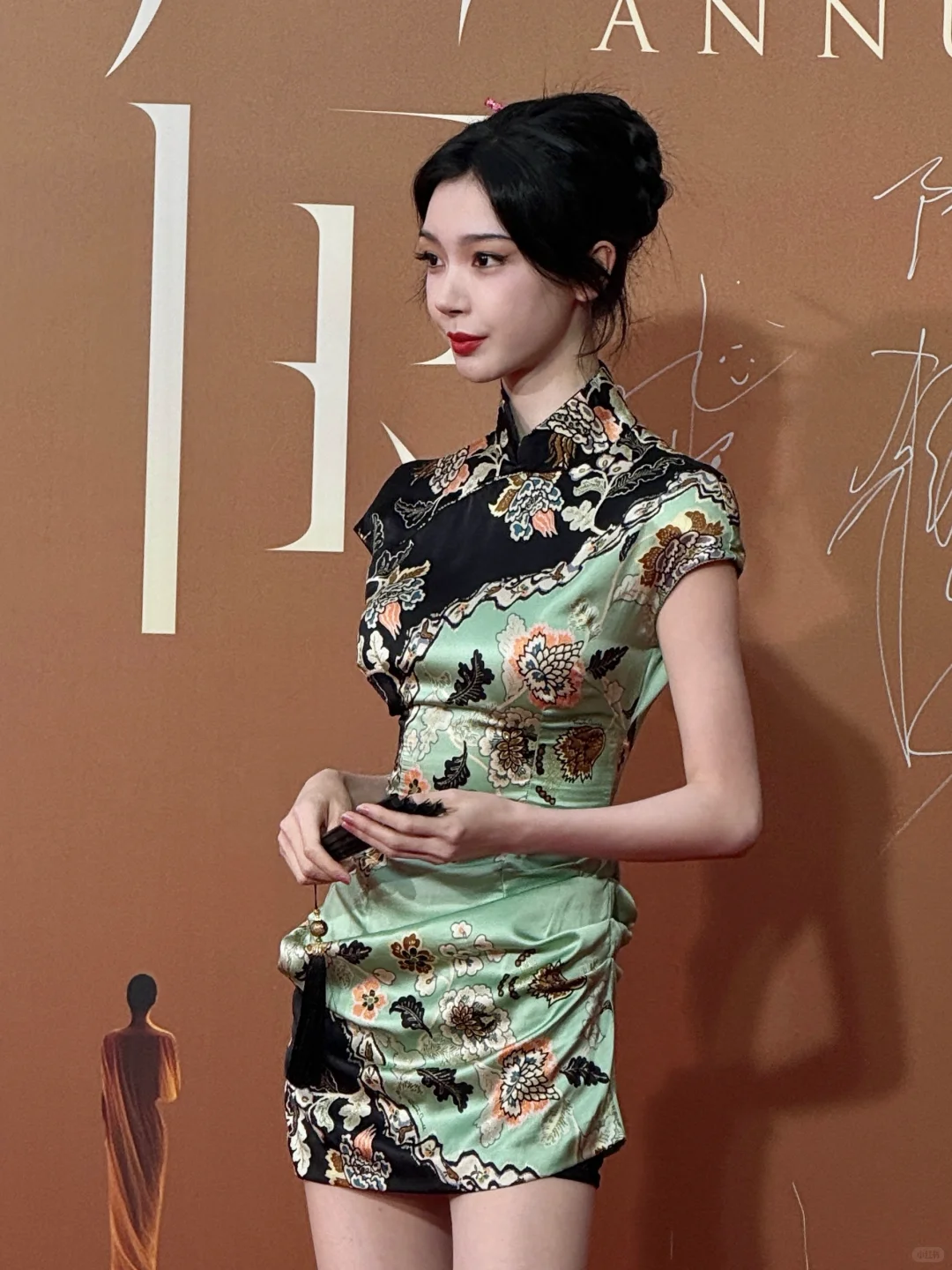 易梦玲今日活动生图 新中式旗袍好美