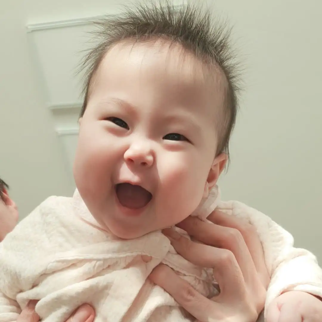小乖乖会抛媚眼了