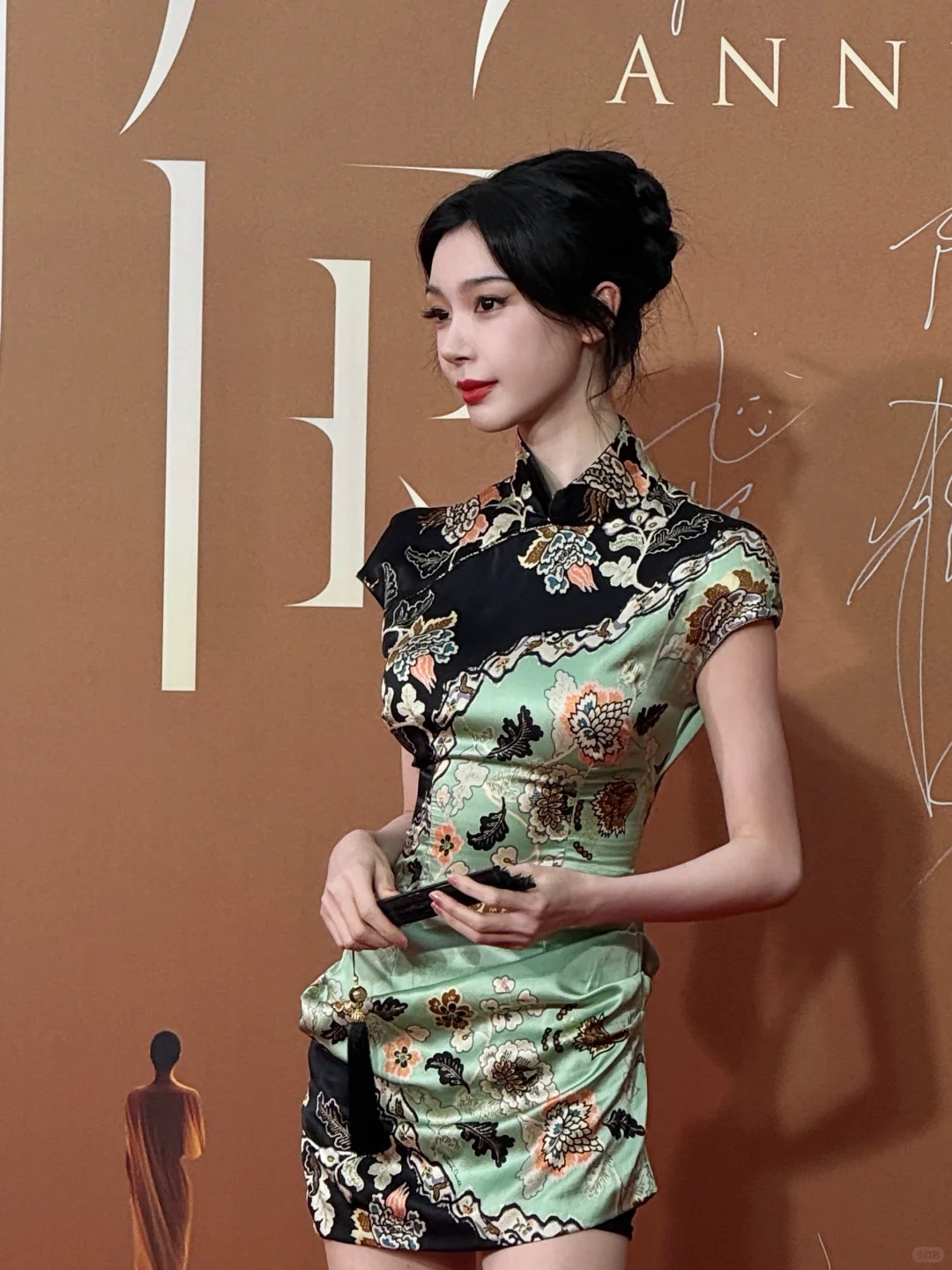 易梦玲今日活动生图 新中式旗袍好美