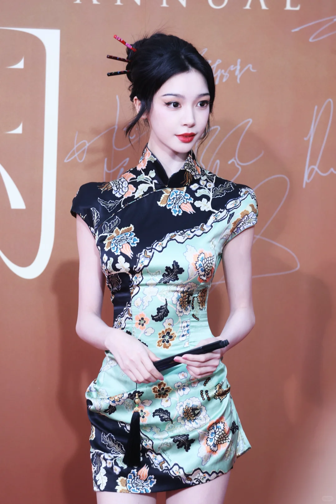 易梦玲今日活动生图 新中式旗袍好美
