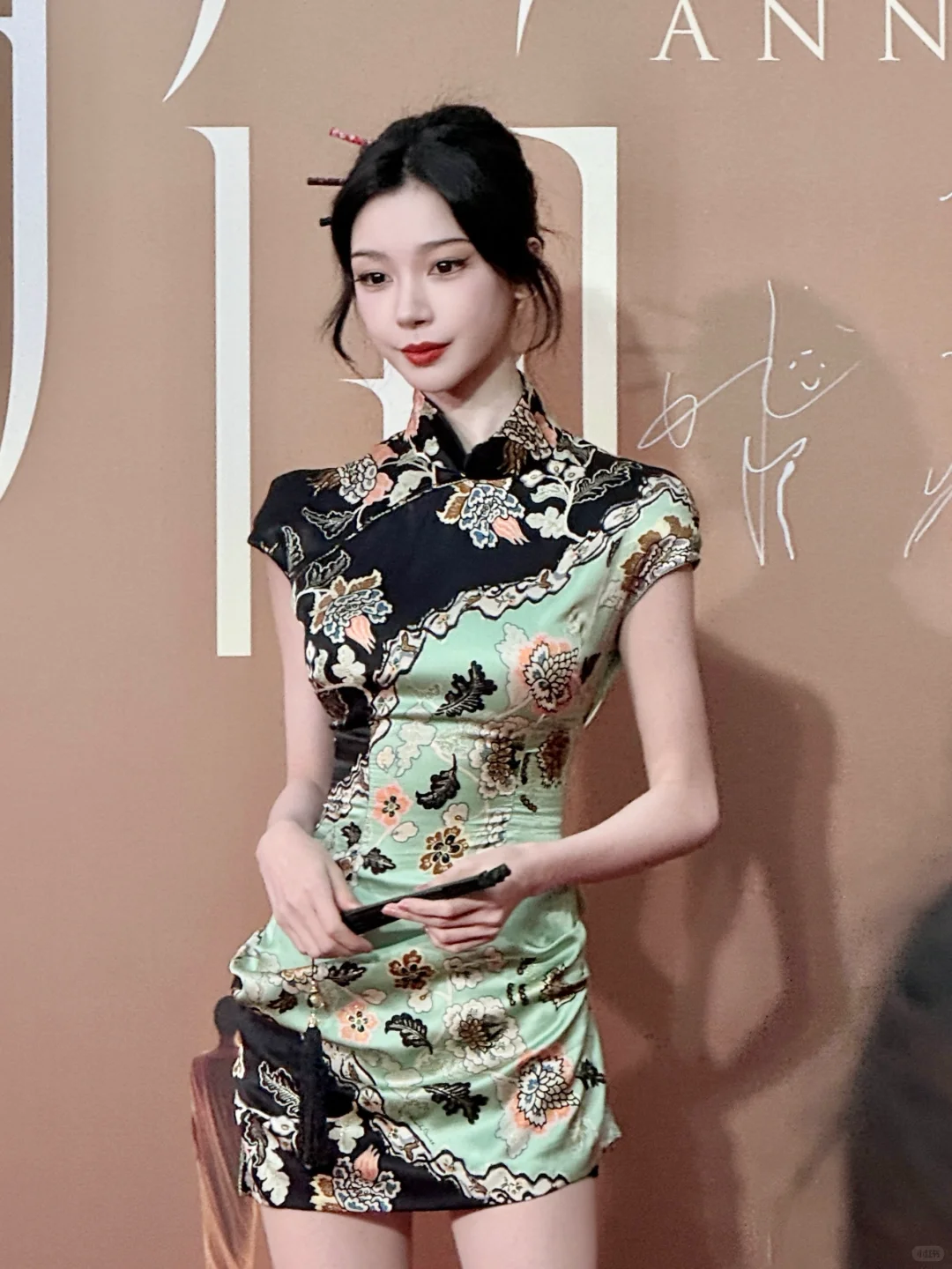 易梦玲今日活动生图 新中式旗袍好美