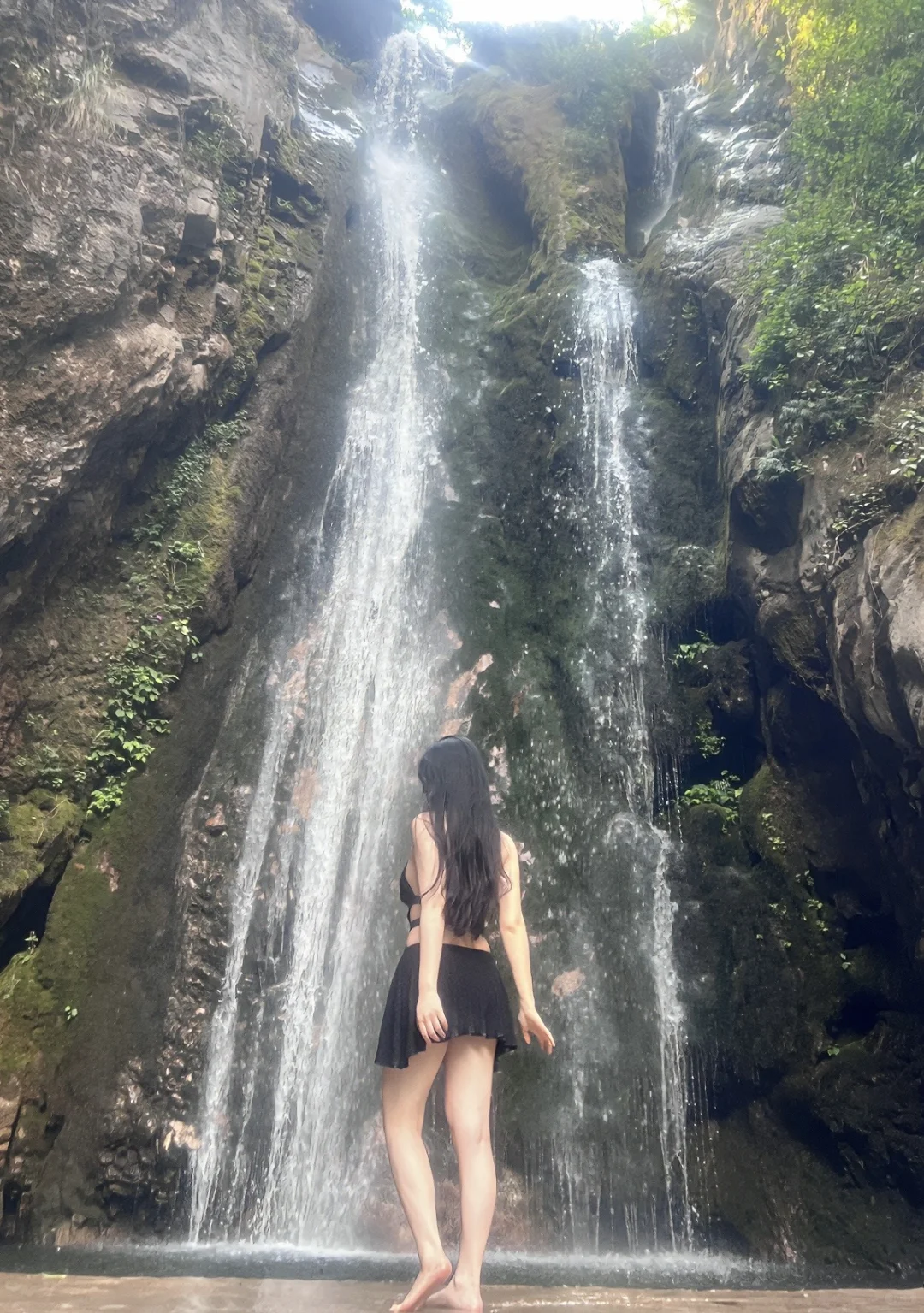 谁不爱泡水里呢!瀑布池