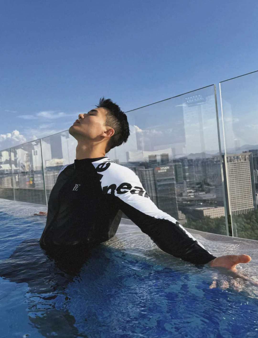 室外游泳还得是穿泳衣套装才行