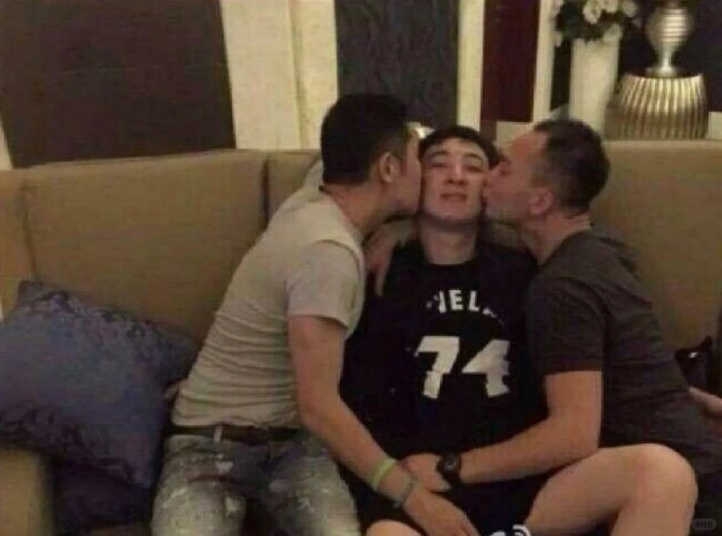 王思聪被爆料是男同