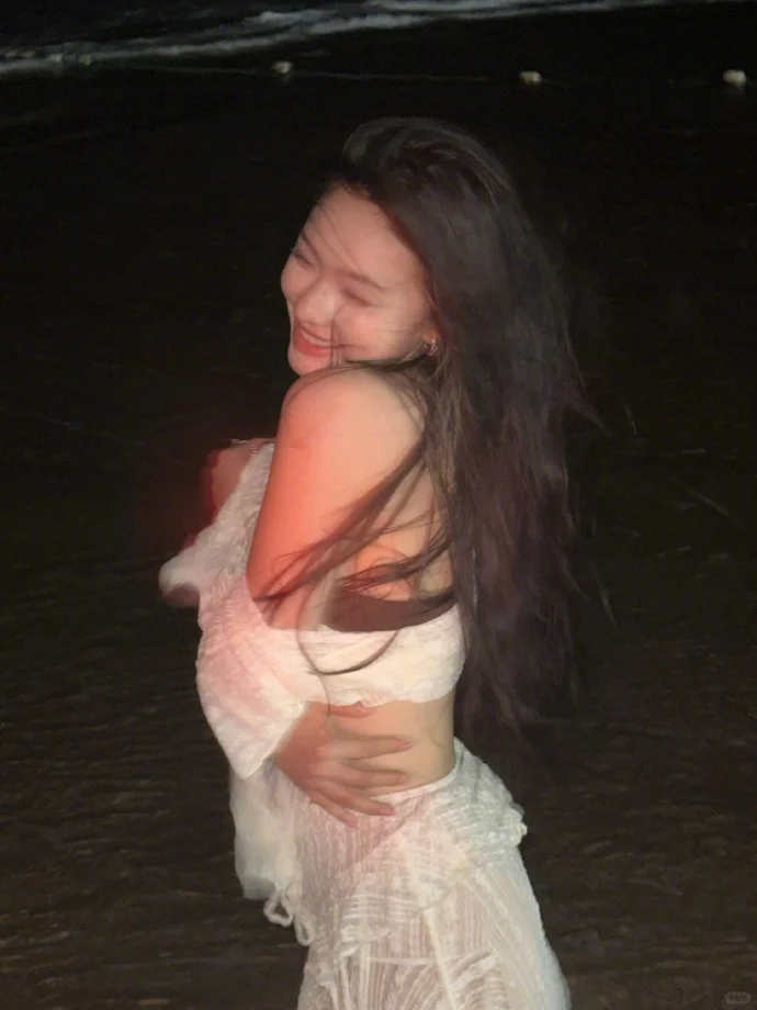 林允海边比基尼,微风拂面,温馨浪漫