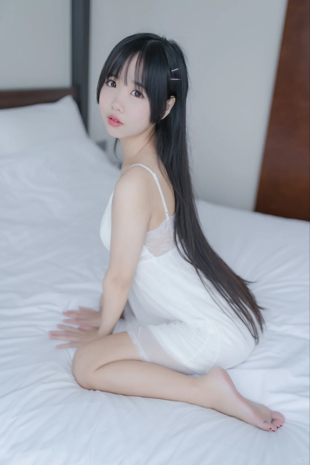 纯欲风天花板!白色蕾丝裙的摆拍姿势全解析