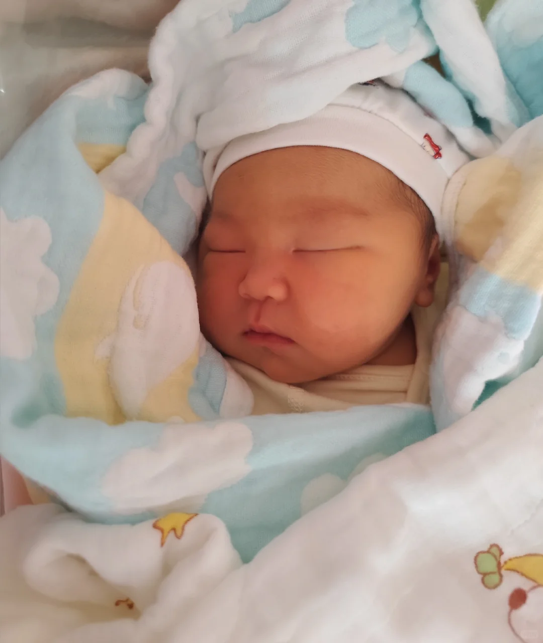 与4000克小天使的初见--顺产8斤女鹅
