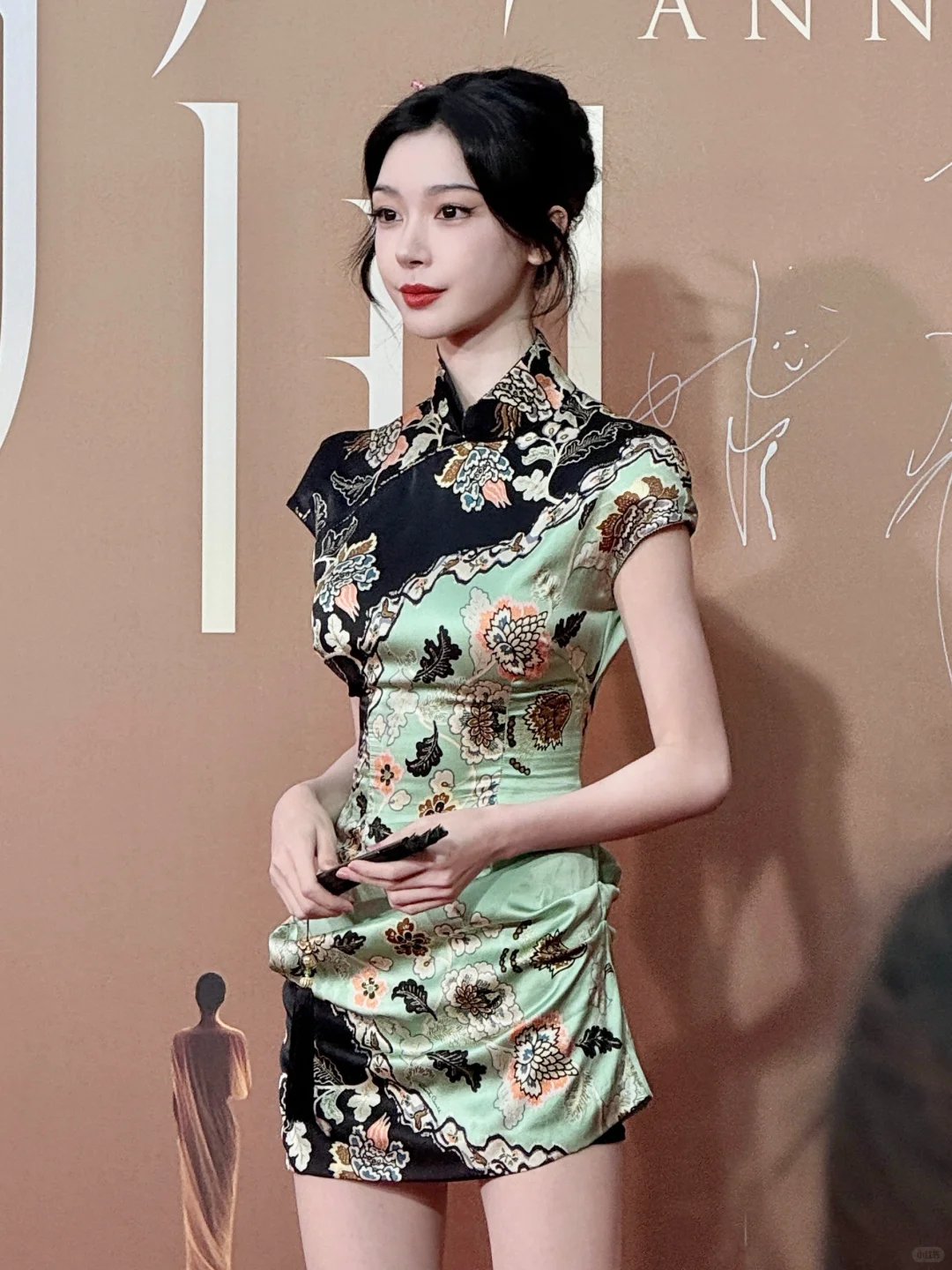 易梦玲今日活动生图 新中式旗袍好美