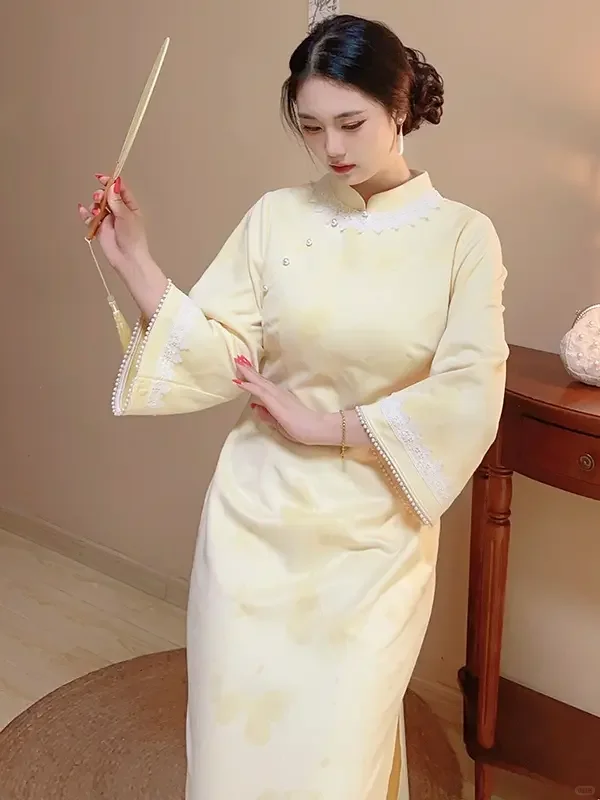 淡黄新中式旗袍，为丰腴身姿织就诗意画卷