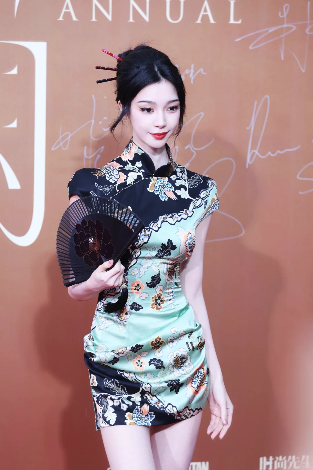 易梦玲今日活动生图 新中式旗袍好美