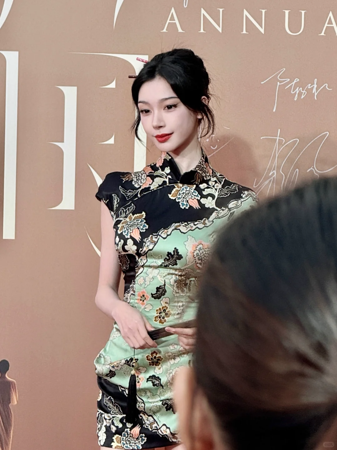 易梦玲今日活动生图 新中式旗袍好美