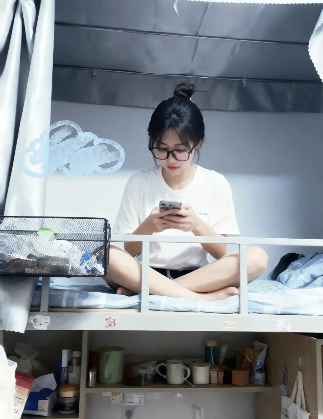 回宿舍啦。喜欢一个人下雨天在床上躺着(