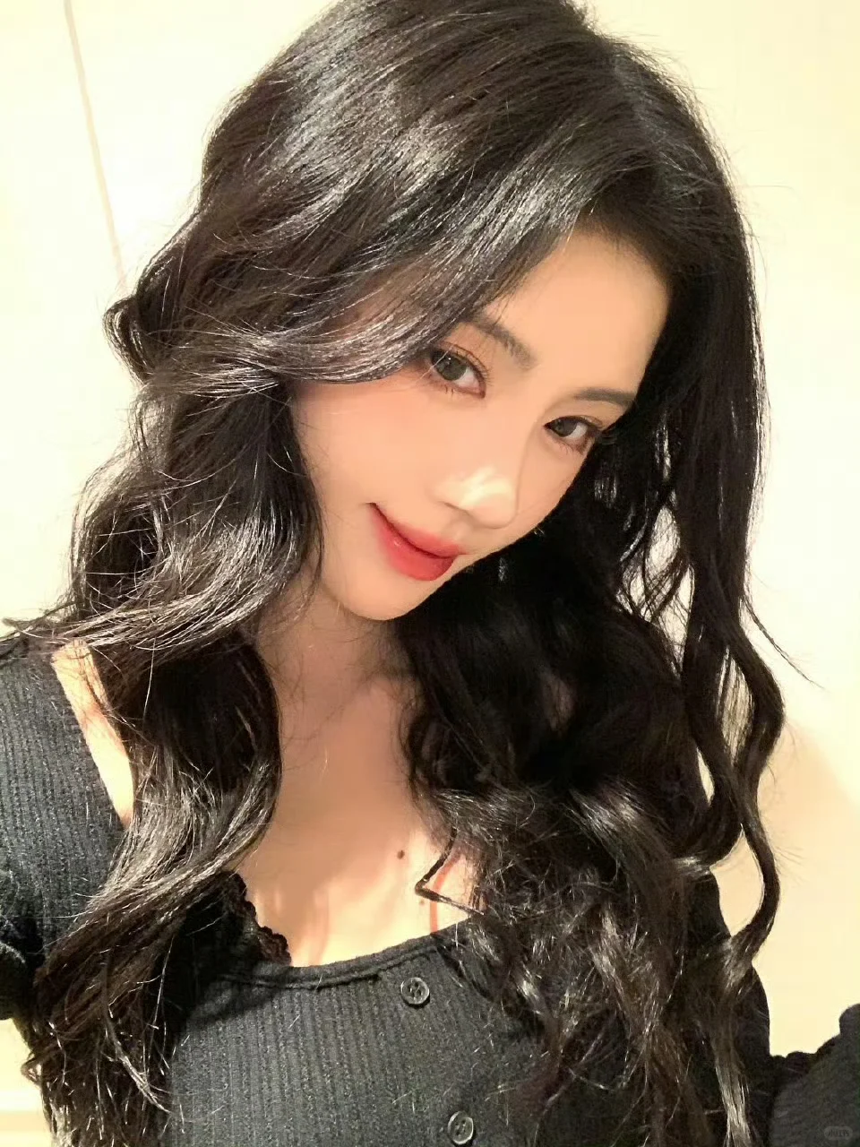 鞠婧祎更新营业,久违的大波浪卷毛,好美