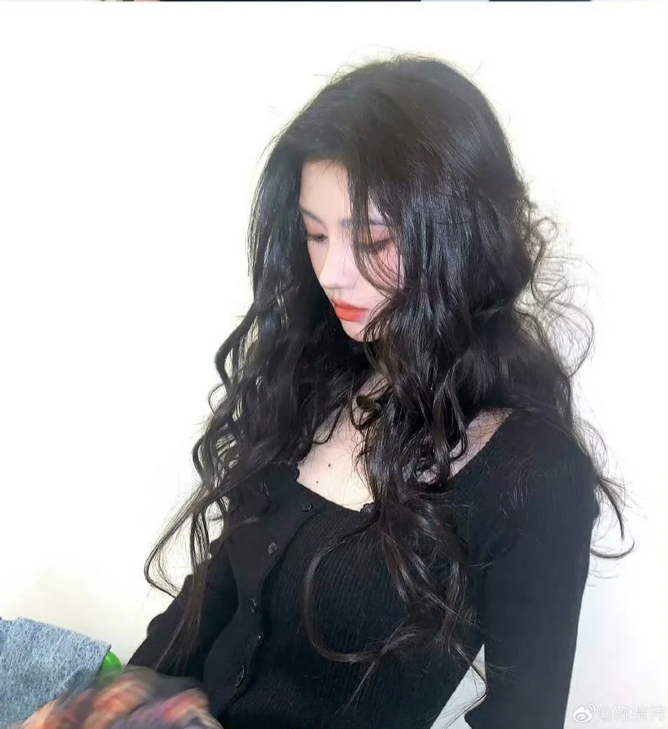 鞠婧祎更新营业,久违的大波浪卷毛,好美