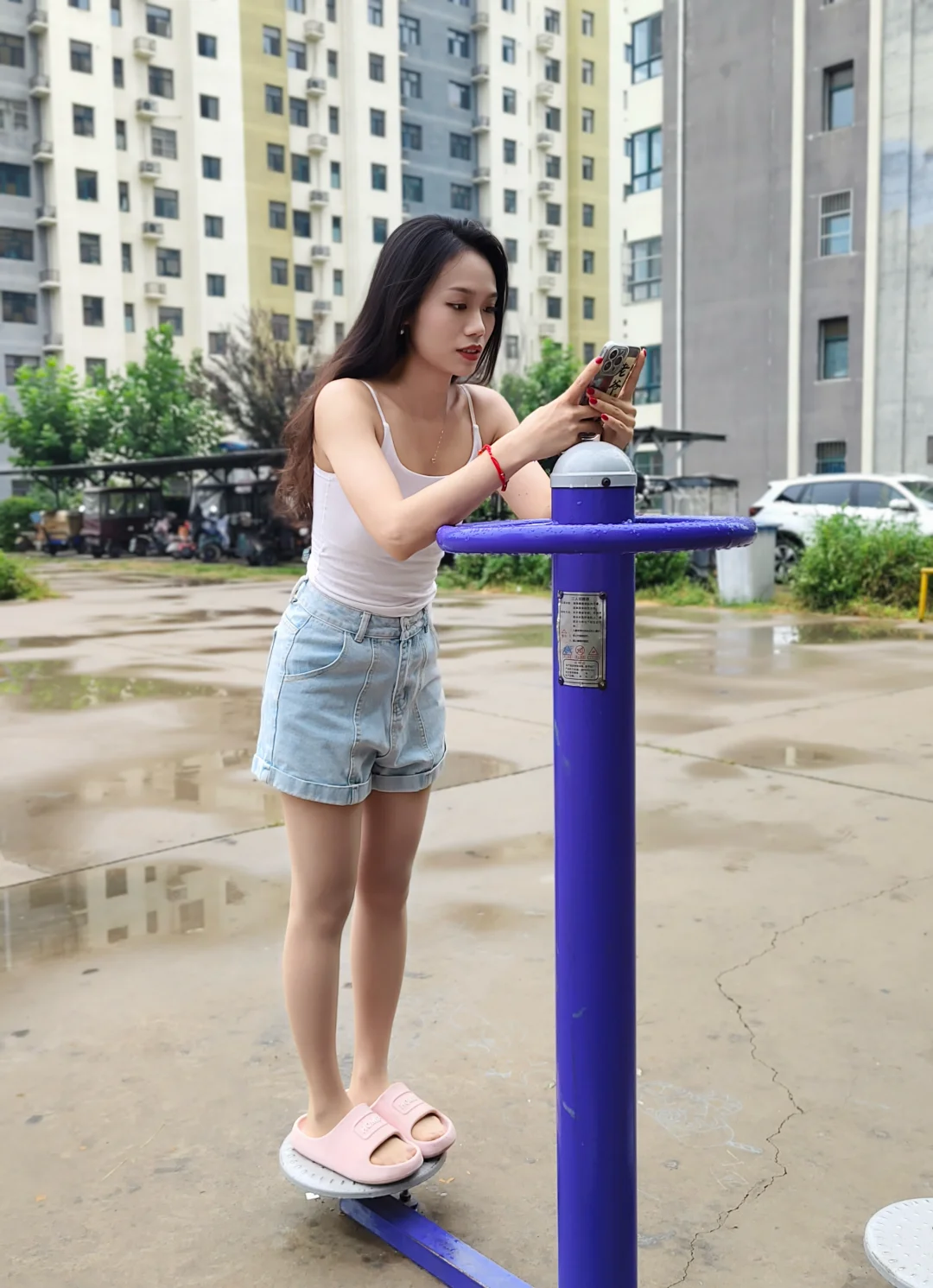雨后的小区，适合丝袜➕拖鞋出行～