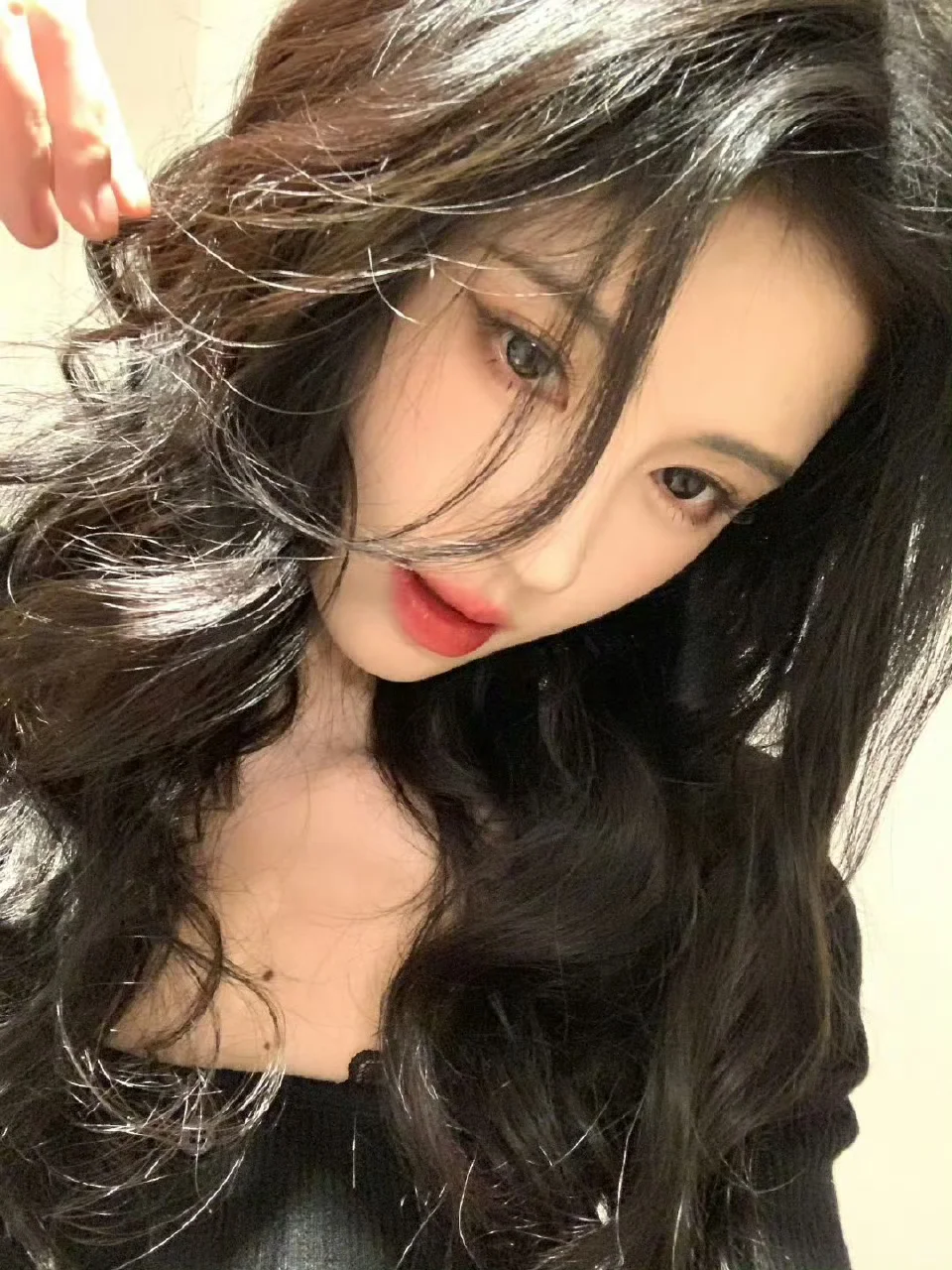 鞠婧祎更新营业,久违的大波浪卷毛,好美