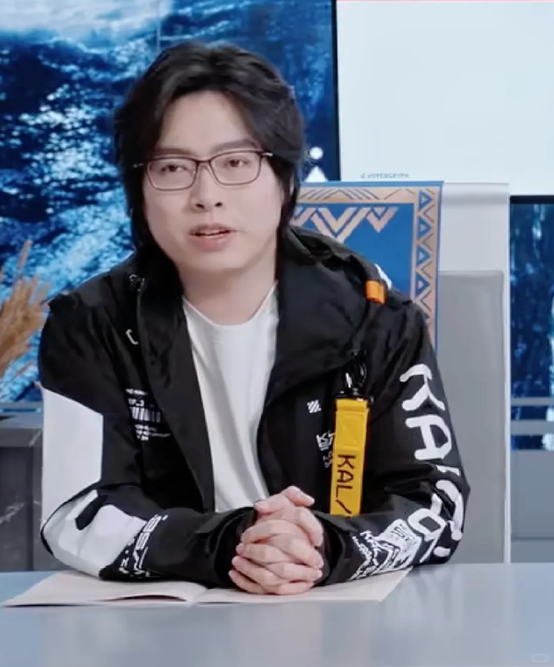 香艳游戏制作人，你的外套很有粥味