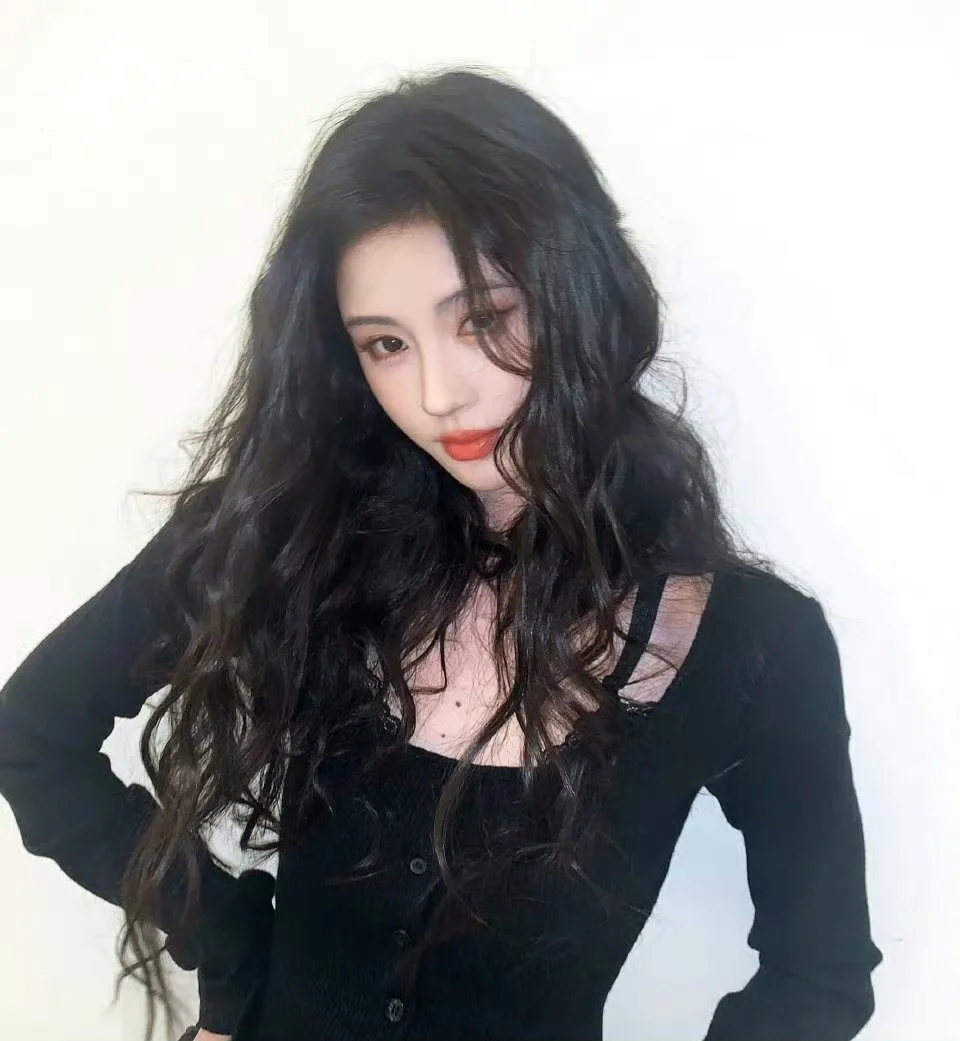 鞠婧祎更新营业，久违的大波浪卷毛，好美