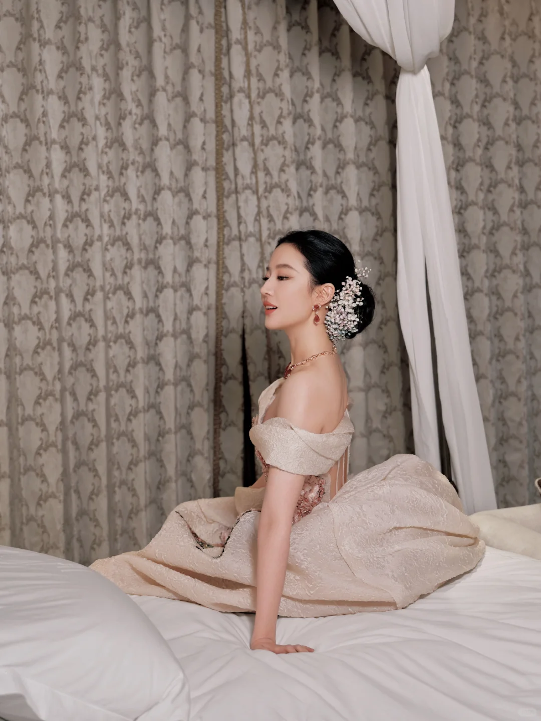 VOGUE盛典刘亦菲出图 美神降临 梦回白秀珠