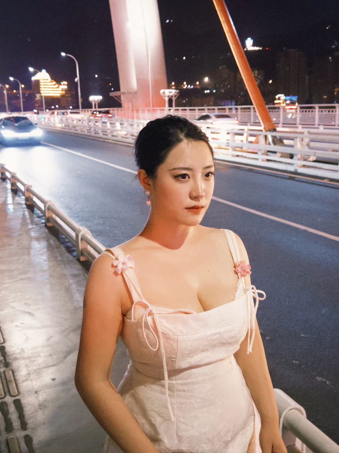 妈妈说:“把头发梳起来 大大方方的好看!”