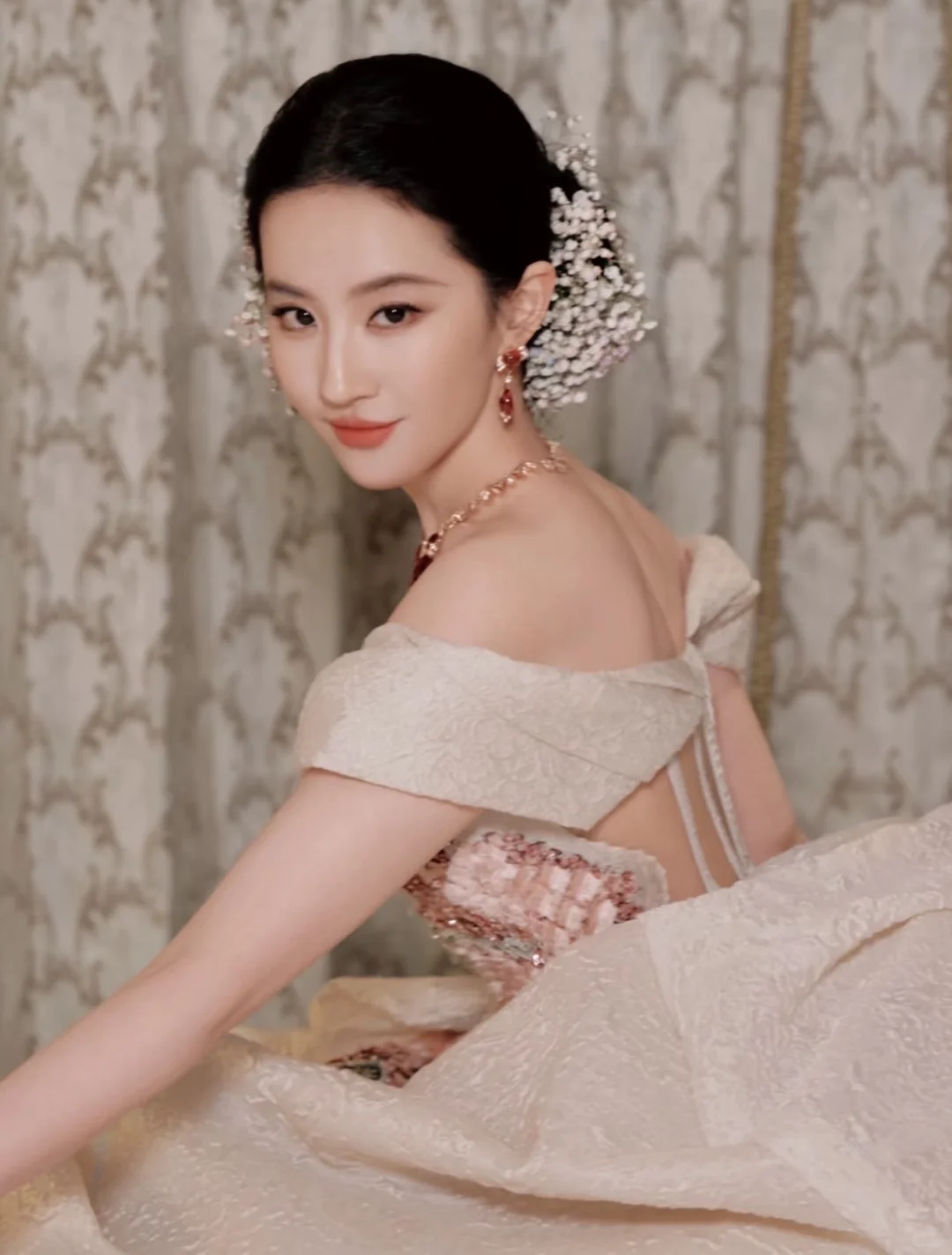 美神降临|vogue20周年盛典刘亦菲