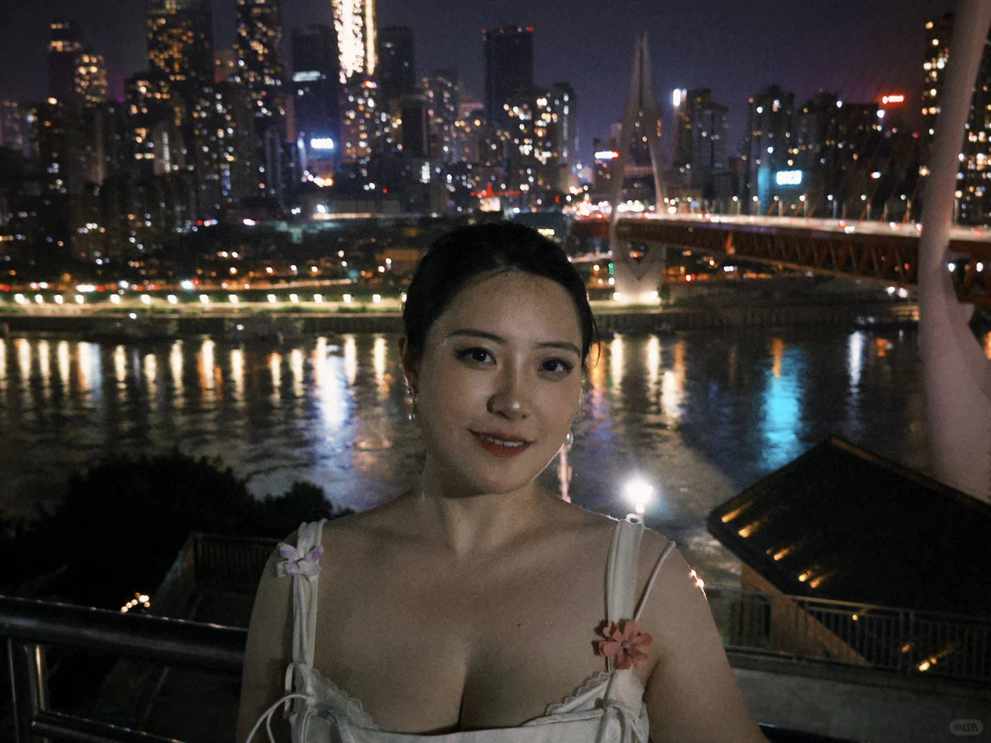 妈妈说:“把头发梳起来 大大方方的好看!”
