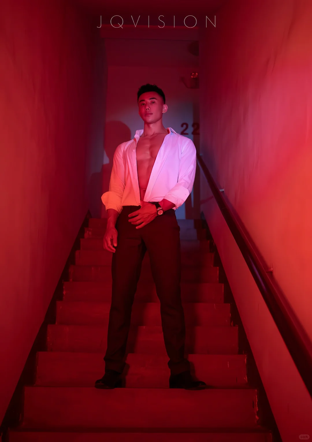21楼楼梯间的男人|每一帧都是高级的电影氛