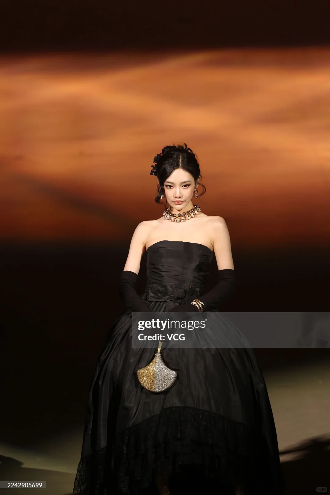 视觉中国发布宁艺卓VOGUE生图状态~