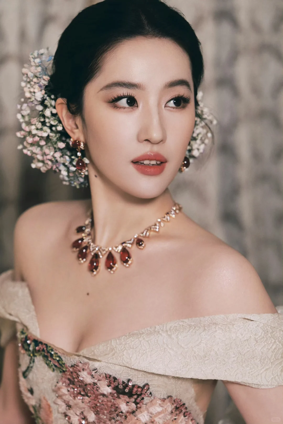 VOGUE盛典刘亦菲出图 美神降临 梦回白秀珠