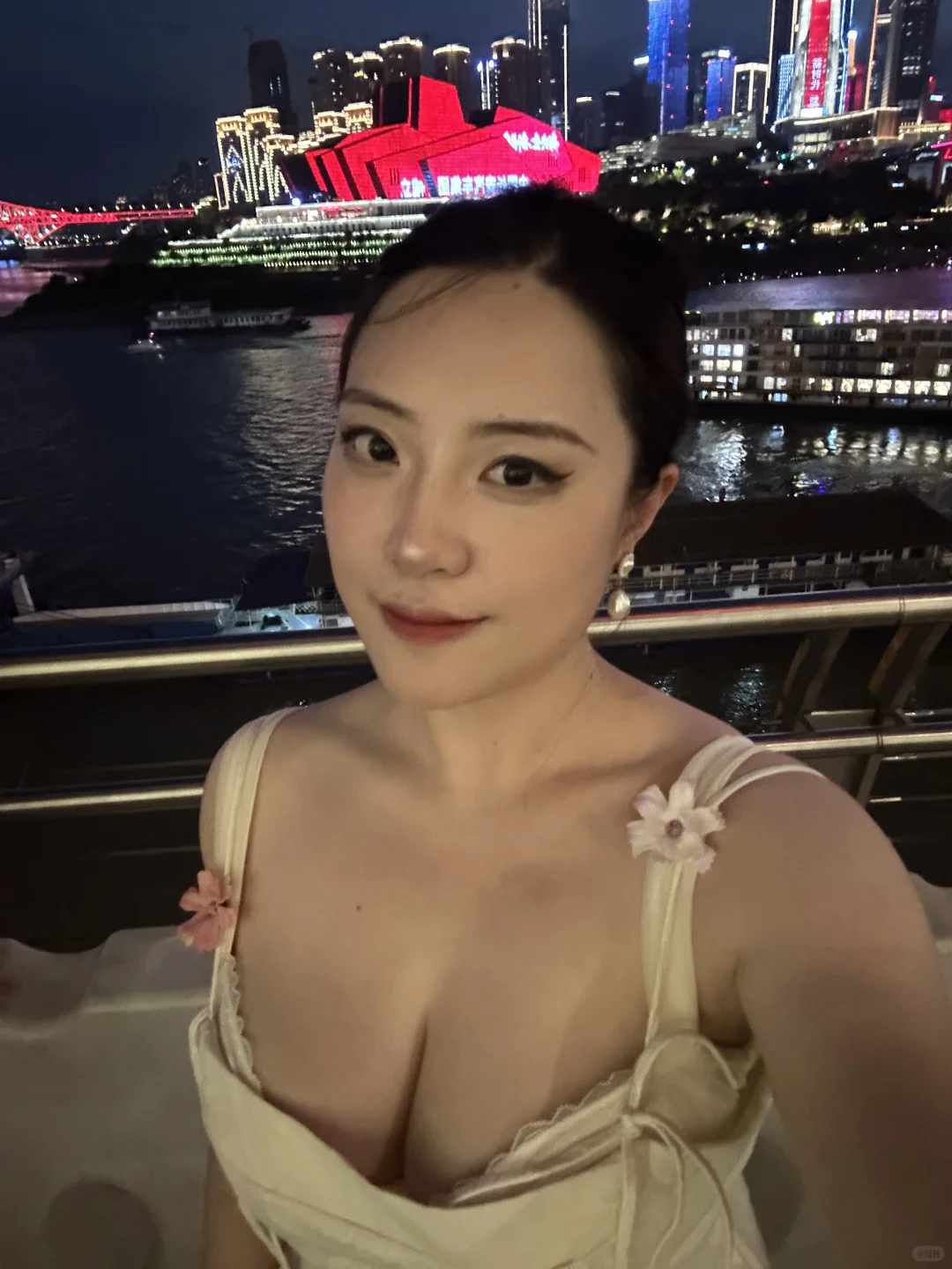 妈妈说:“把头发梳起来 大大方方的好看!”