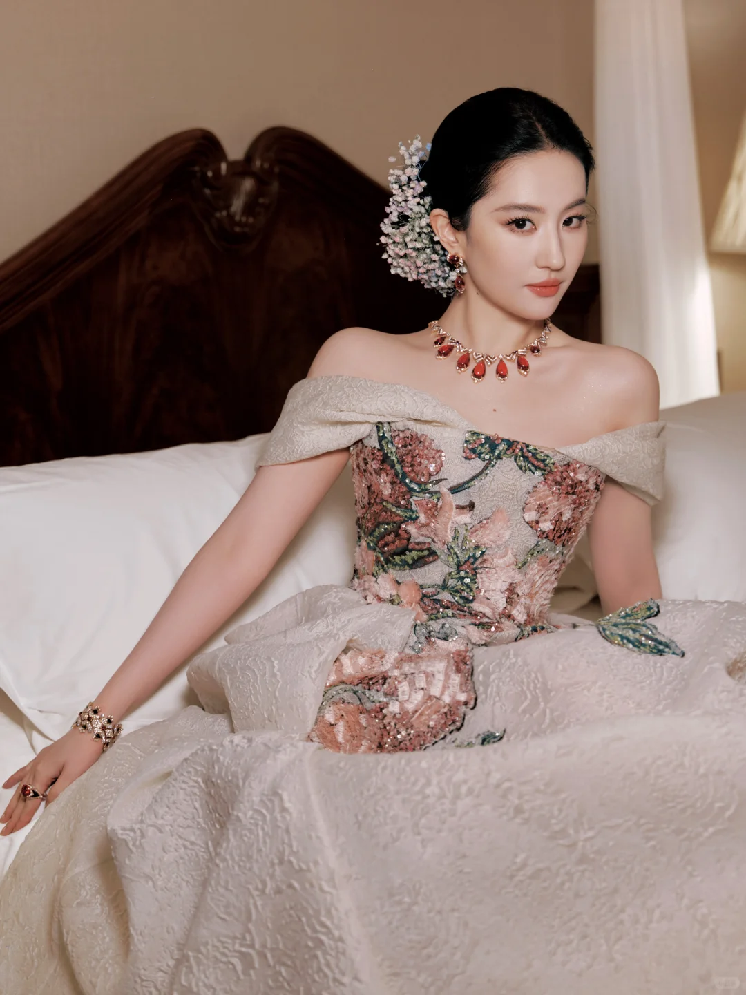 VOGUE盛典刘亦菲出图 美神降临 梦回白秀珠