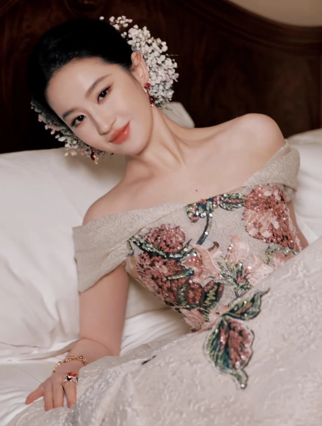 美神降临|vogue20周年盛典刘亦菲