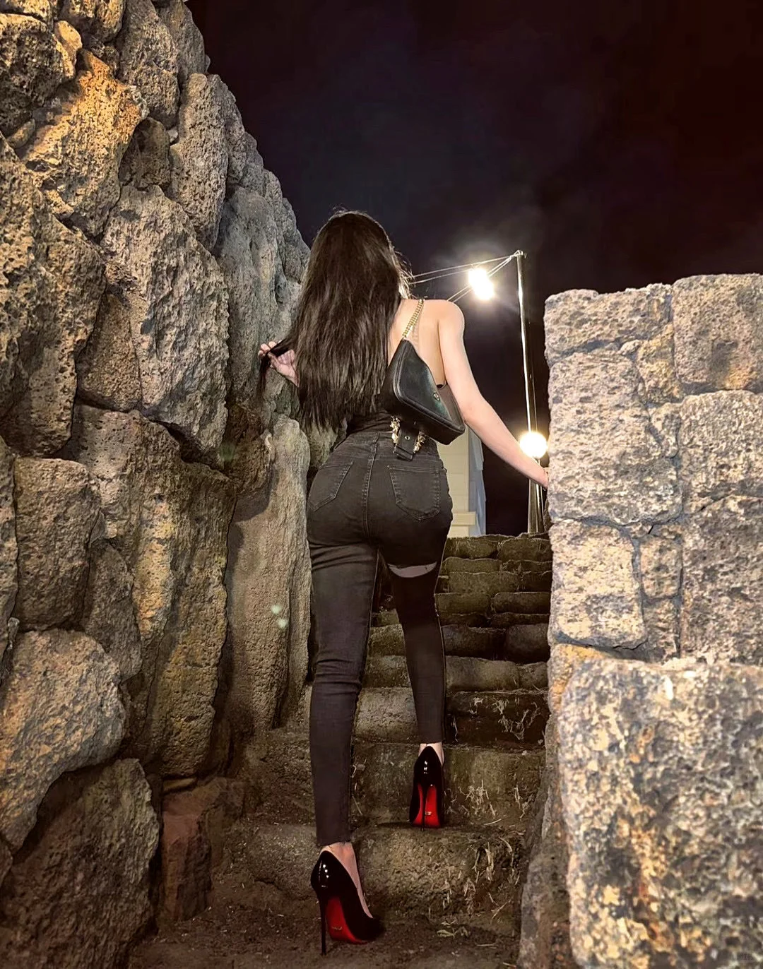 健身女穿上牛仔裤后