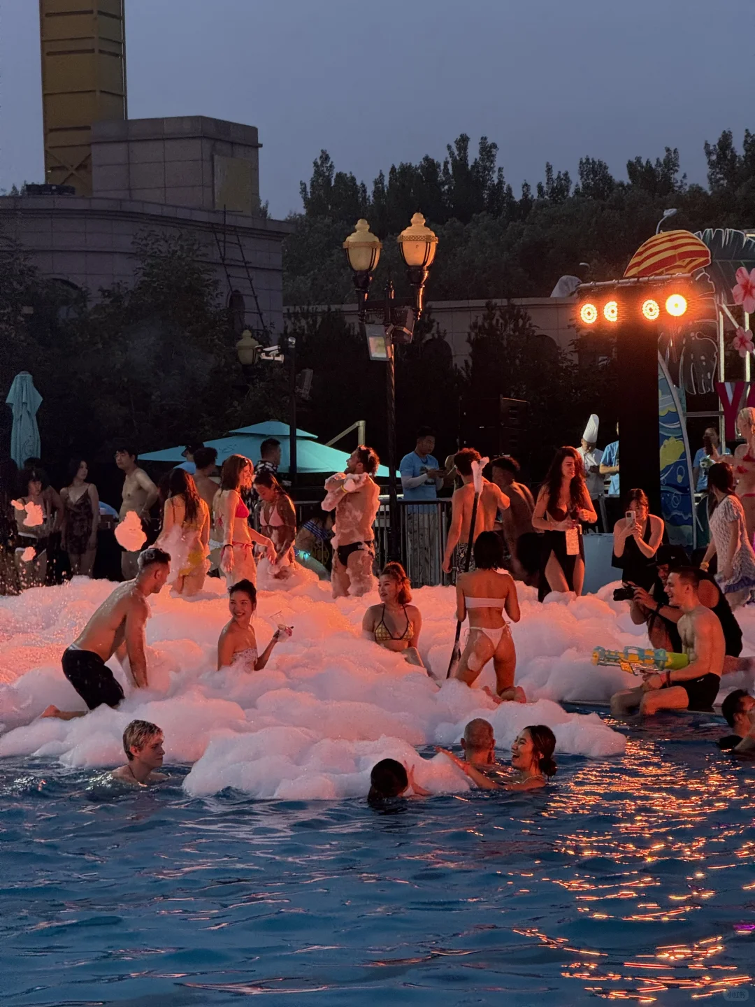 泳池派对👙18张live图记录仲夏夜的生命力